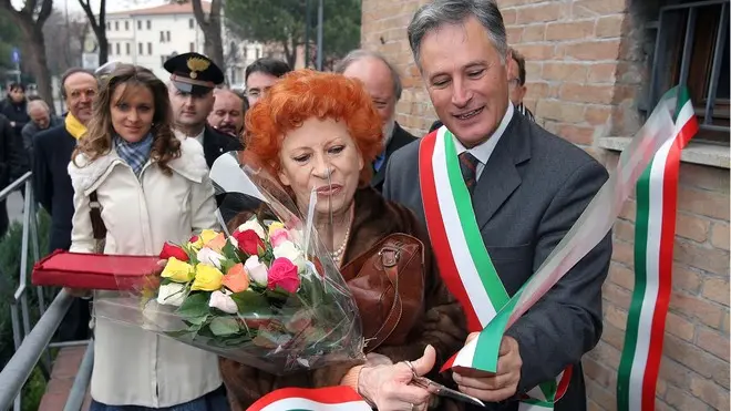POLETTO - INUGURAZIONE MOSTRA IN PIAZZA ZANELLATO. IL SINDACO DI VIGONZA NUNZIO TACCHETTO CON GINA TROMBEN POLETTO - INUGURAZIONE MOSTRA IN PIAZZA ZANELLATO.