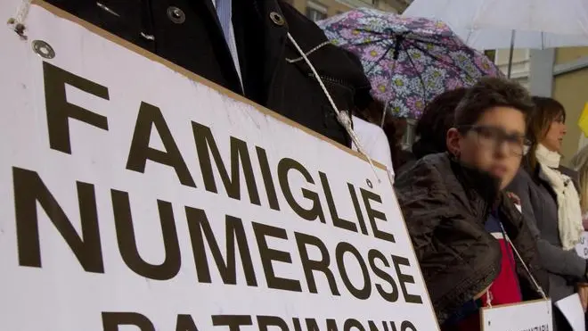Un momento del sit in delle famiglie numerose in piazza Montecitorio a Roma, oggi 23 novembre 2011. ANSA/CLAUDIO PERI