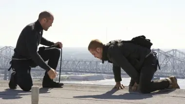 A sinistra e sopra, due scene del film «Professione assassino»