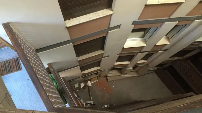 L'interno del palazzo dove è caduto il giovane