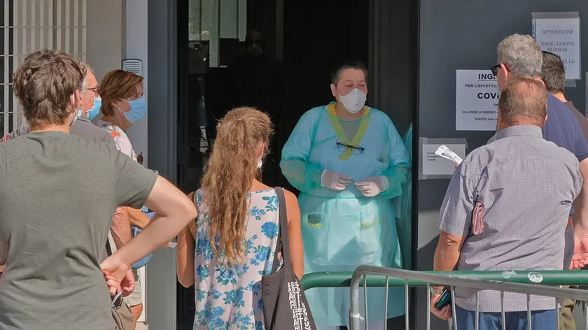MARIAN-AGENZIA BIANCHI- PADOVA-OSPEDALE CIVILE- REPARTO MALATTIE INFETTIVE- COVID 19- EMERGENZA CORONAVIRUS- LUNGHE FILE PER TAMPONE NASALE.