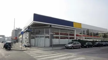 LA STANGA L’ex sede dell’Opel in via Venezia dove presto apriranno dei negozi e anche un ristorante