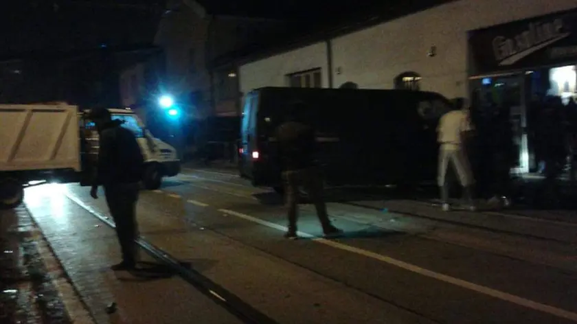 Gasoline all'Arcella attaccato ieri sera dai nomadi