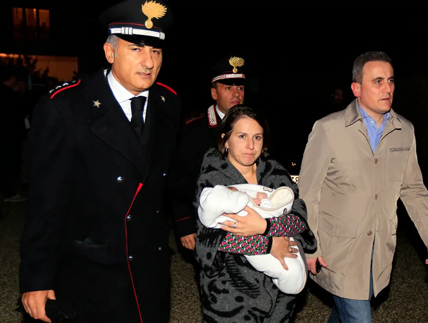 La mamma con il bimbo appena ritrovato