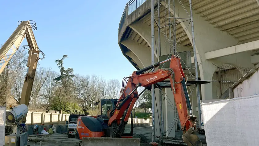 Le ruspe davanti all’Appiani per abbattere la storica gradinata (foto Bianchi)