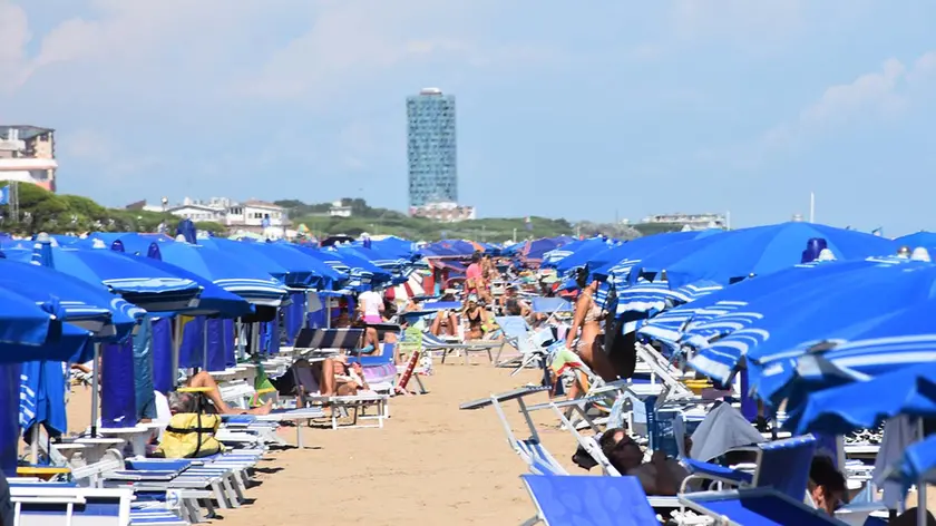 DE POLO - TOMMASELLA -JESOLO - SPIAGGIA IN ZONA PIAZZA MILANO