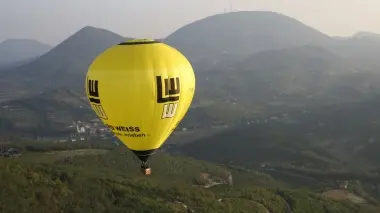 IN VOLO SUI COLLI La mongolfiera del tedesco Rudolf Höfler in volo libero e, sullo sfondo, il Monte Venda Sotto, il gonfiaggio dei palloni sul prato vicino a villa Draghi a Montegrotto Terme