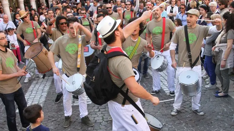 AGOSTINI TREVISO PROGETTO ARTE DI STRADA DEI GIOVANI DEL PD IN P. DEI SIGNORI, in foto ''blokointestinhao'' percussionisti brasiliani