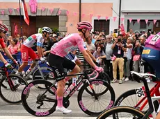 epa11366129 Slovenian rider Tadej Pogacar (C) of Uae Team Emirates wearing the overall leader's pink jersey, prepares for the start of the 19th stage of the 107 Giro d'Italia 2024, cycling race over 157 km from Mortegliano to Sappada, in Mortegliano, Italy, 24 May 2024. EPA/LUCA ZENNARO