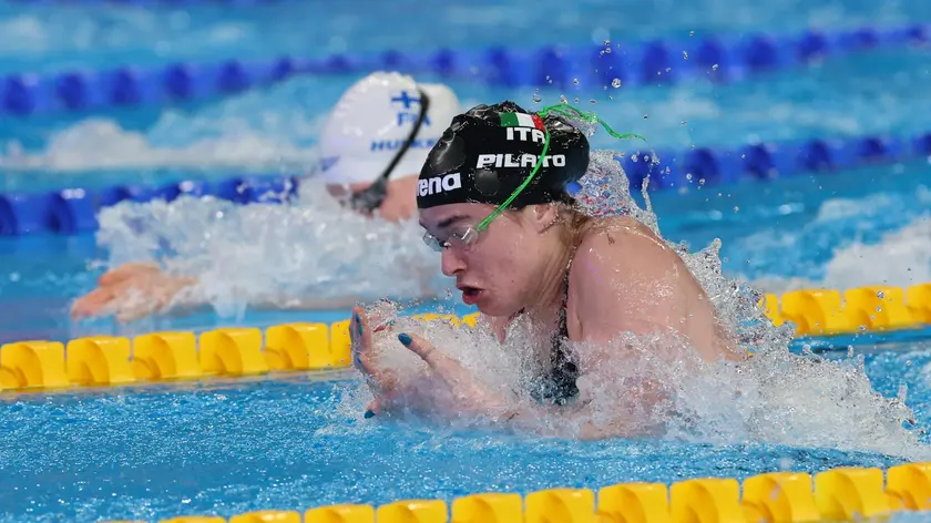 epa11162215 Benedetta Pilato (Front)of Italy competes during Women's 50m Breaststroke semifinal at the FINA World Aquatics Championships Doha 2024 in Doha, Qatar 17 February 2024. EPA/ALI HAIDER