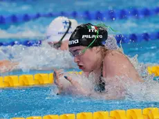epa11162215 Benedetta Pilato (Front)of Italy competes during Women's 50m Breaststroke semifinal at the FINA World Aquatics Championships Doha 2024 in Doha, Qatar 17 February 2024. EPA/ALI HAIDER