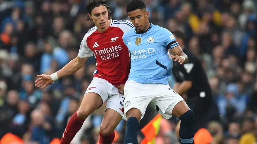 epa11619467 Manchester City's Savinho (R) in action against Arsenal's Riccardo Calafiori during the English Premier League match between Manchester City and Arsenal in Manchester, Britain, 22 September 2024. EPA/PETER POWELL EDITORIAL USE ONLY. No use with unauthorized audio, video, data, fixture lists, club/league logos, 'live' services or NFTs. Online in-match use limited to 120 images, no video emulation. No use in betting, games or single club/league/player publications.