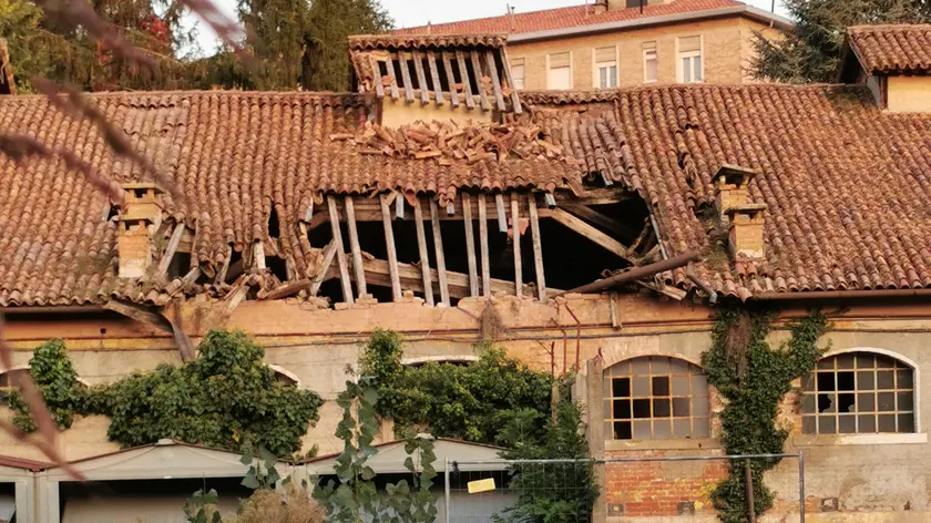 Gli edifici dell’ex caserma stanno cadendo a pezzi