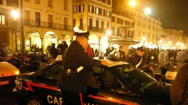 FOTO MONTAGGIO In alto, un’auto nell’Isola