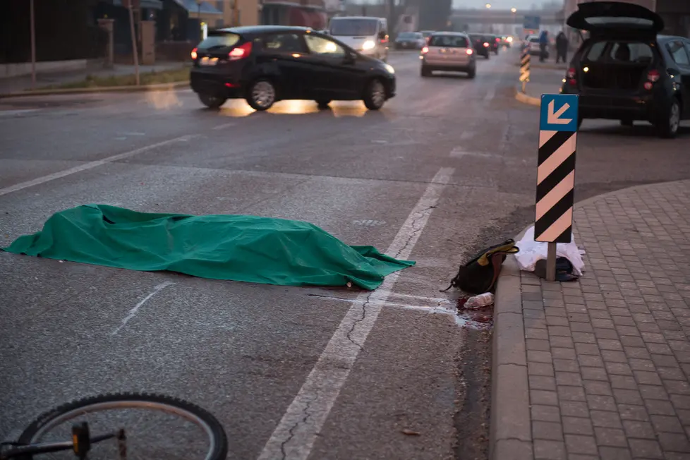 Conselve (PD), 3 gennaio 2017 Incidente mortale Dumitru Alexandrescu in via Palù. Nella foto: il corpo della vittima ricoperto dai teli