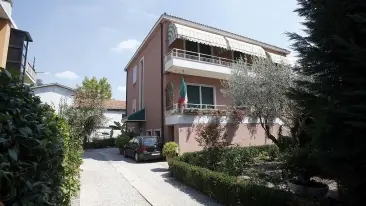 LA VILLA SVALIGIATA. L’abitazione di Sandro Rossato, imprenditore nel campo dello smaltimento rifiuti, si trova in via Annibale da Bassano 70