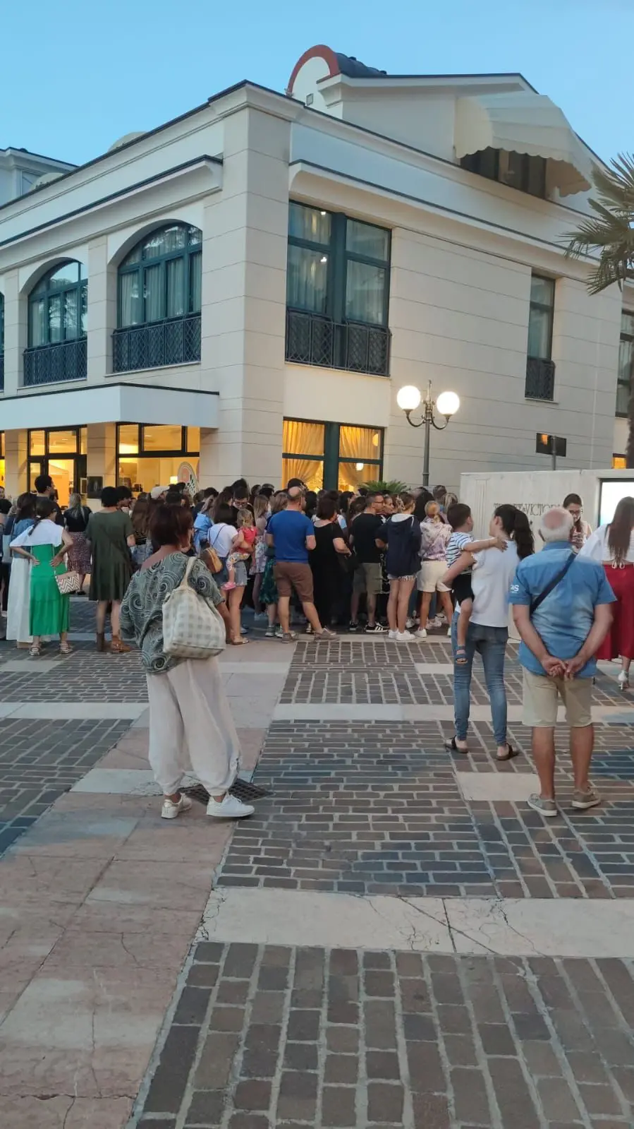 Folla sotto l'hotel di Ultimo