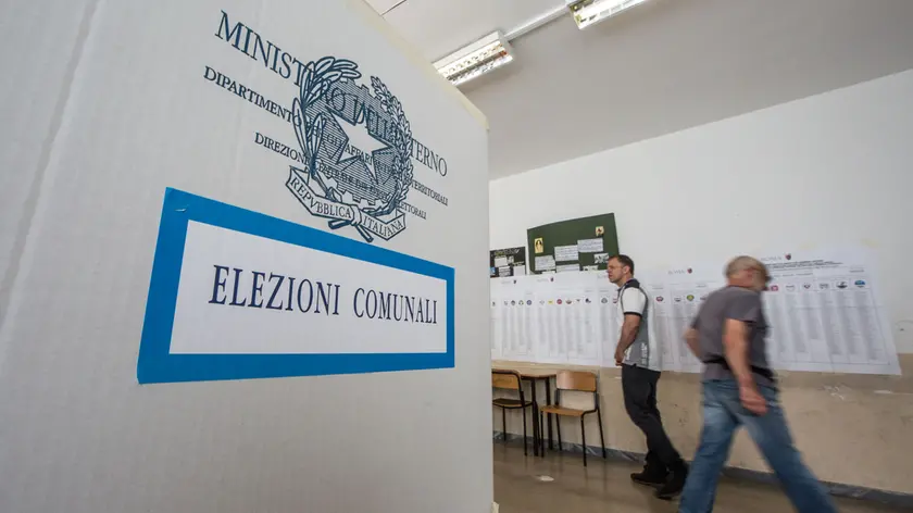 05/06/2016,Roma. Elezioni comunali 2016, il candidato sindaco del centrosinistra Roberto Giachetti al voto. Nella foto Schede elettorali