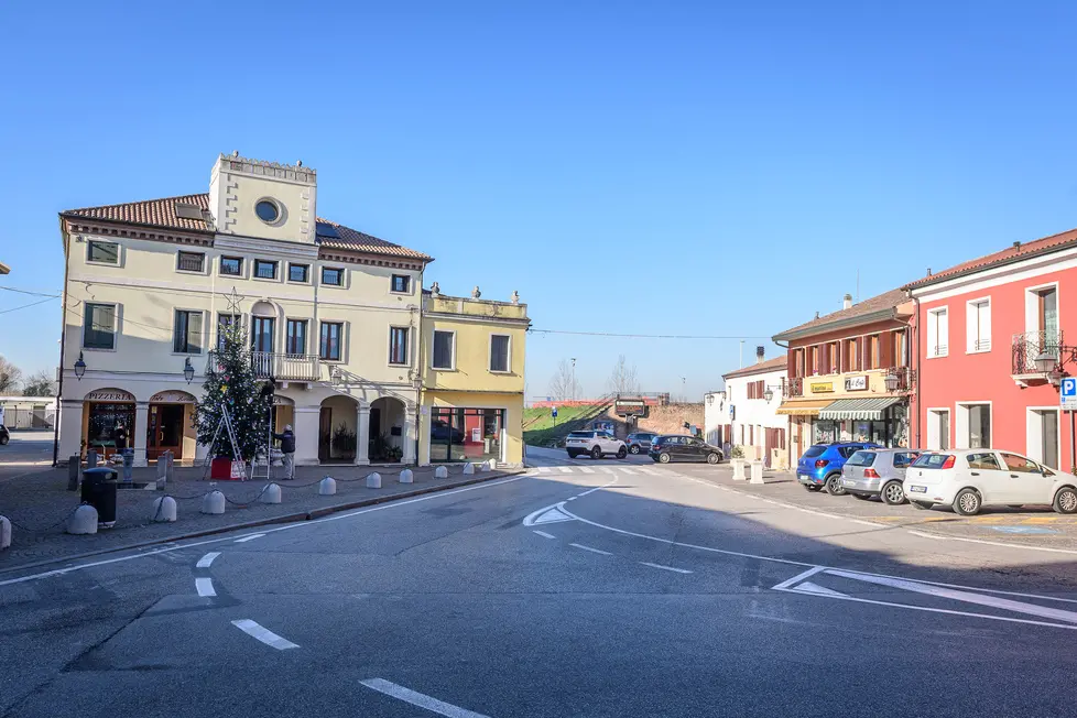 Bovolenta (PD), 19 dicembre 2017. Vedute di Bovolenta. Nella foto: la piazza del paese.