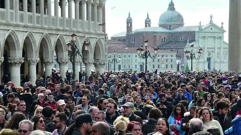 Turisti in piazza San Marco a Venezia (foto Interpress)