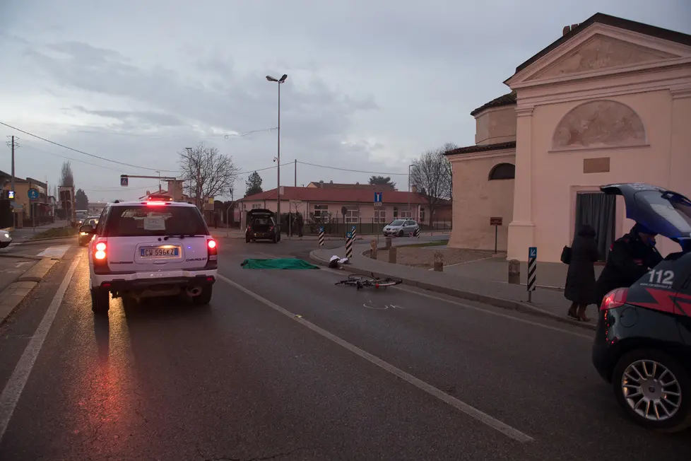 Conselve (PD), 3 gennaio 2017 Incidente mortale Dumitru Alexandrescu in via Palù. Nella foto: il corpo della vittima ricoperto dai teli