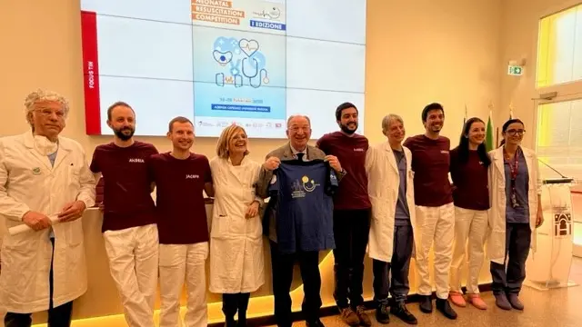 I professori Baraldi, Da Dalt e Trevisanuto con la squadra degli specializzandi e il dg Dal Ben