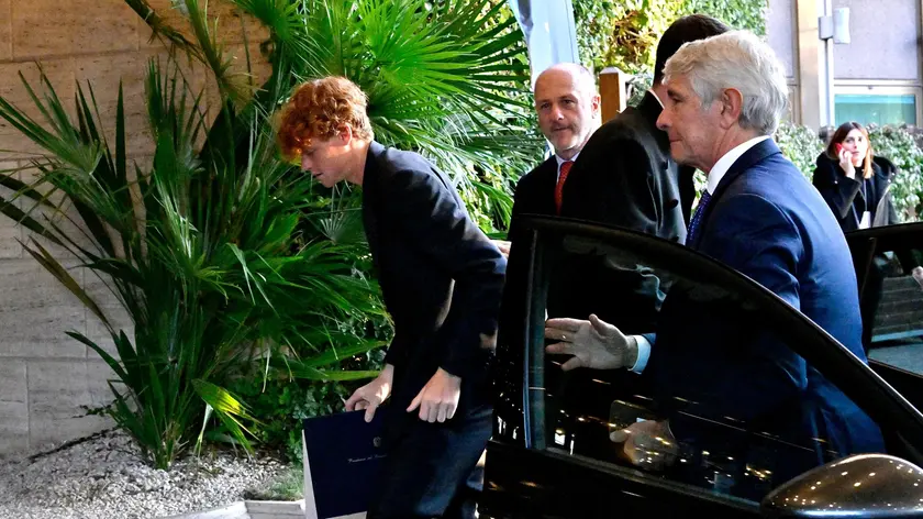 Jannik Sinner rientra in hotel accompagnato dal ministro Andrea Abodi dopo aver incontrato la premier Meloni a Palazzo Chigi, Roma, 30 gennaio 2024. ANSA/ALESSANDRO DI MEO