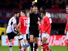 epa10988407 Slowenian referee Slavko Vincic shows a yellow card to Austria's Phillipp Mwene during the international friendly soccer match between Austria and Germany in Vienna, Austria, 21 November 2023. EPA/CHRISTIAN BRUNA