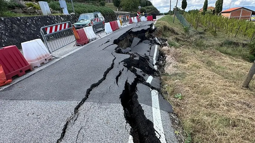 La frana sulla strada provinciale 77, fra Teolo e Rovolon (foto Piran)
