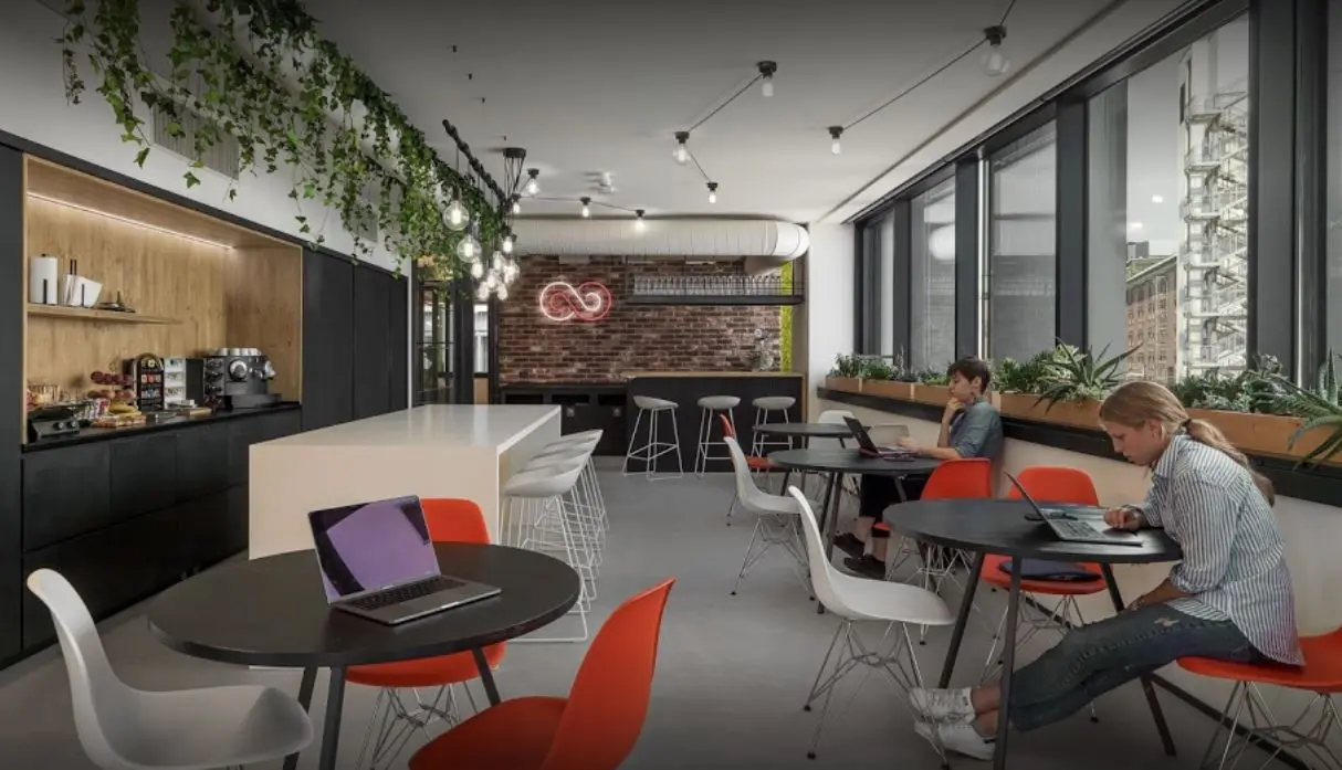 Creativi al lavoro nella sede di Bending Spoons