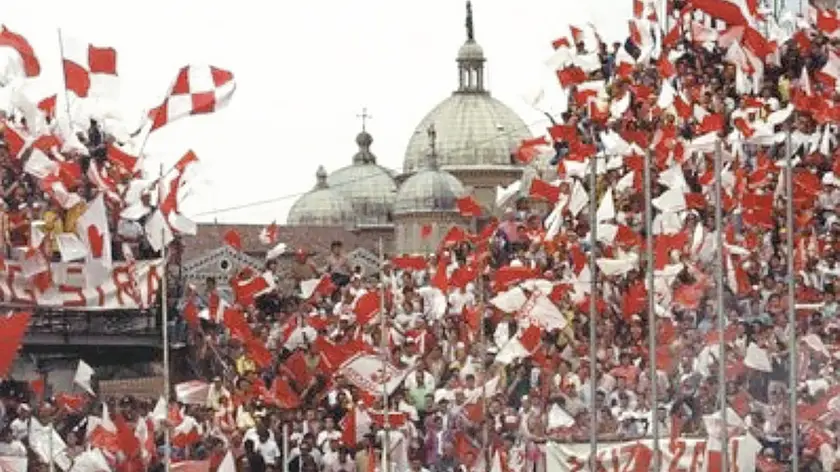 La gradinata dell’Appiani gremita di tifosi ai tempi d’oro del calcio Padova