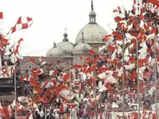 La gradinata dell’Appiani gremita di tifosi ai tempi d’oro del calcio Padova