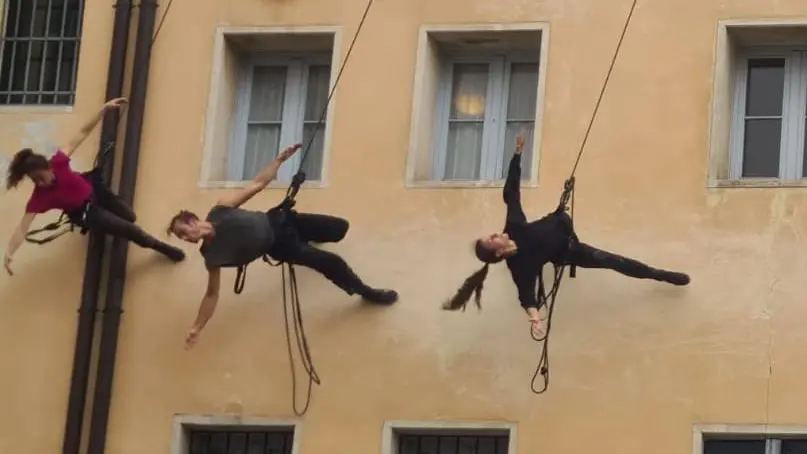 Lo spettacolo degli artisti-acrobati