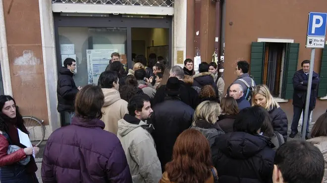 PD 23 gennaio 2003 G.M. Via Portello , segreteria studenti , sezione tasse e benefici economici REssa all'ingresso (CARRAI)