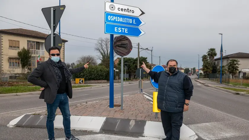 Borgo Veneto (PD), 27 gennaio 2021. Nuovi cartelli stradali a Borgo Veneto che vietano il transito ai mezzi pesanti nel centro di S.Margherita d’Adige. Nella Foto: il sindaco di Borgo Veneto Michele Sigolotto (a sinistra) e il prosindaco di S.Margherita d'Adige Andrea Franchin indicano il cartello coperto che impedirà il transito dei mezzi pesanti nel centro della città