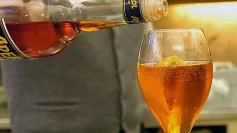 PREPARATIVI DELL 'APERITIVO SPRITZ Anche il rito dello spritz subisce gli effetti della crisi (foto Panato)