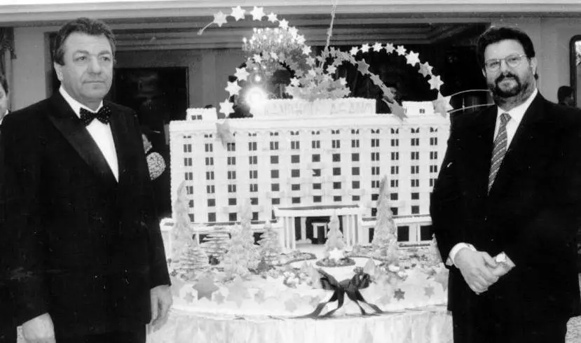 Borile con l'ex sindaco Pillon e la torta che raffigurava il Grand Hotel