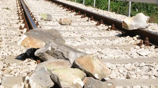 Centinaia di immigrati del Centro Accoglienza per Richiedenti Asilo di Bari Palese hanno occupato e bloccato la Tangenziale di Bari ed i binari ferroviari nei pressi del Cara per protestare contro il rifiuto della concessione di asilo politico e delle condizioni di vita. La protesta si è trasformata in guerriglia con lancio di sassi e incendio di bidoni e segnaletica stradale. Gli immigrati si sono scagliati contro gli automobilisti e contro le forze di polizia che volevano bloccarli. Nella foto un momento della protesta. ANSA/LUCA TURI