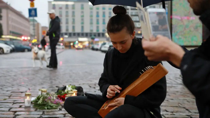 Fiori e candele per le vittime dell'accoltellatore nella città di Turku, in Finlandia occidentale
