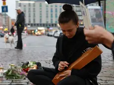 Fiori e candele per le vittime dell'accoltellatore nella città di Turku, in Finlandia occidentale