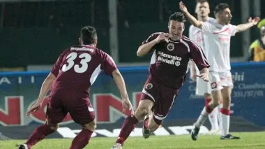 PIOVACCARI, IN TESTA CON 19 RETI. Federico Piovaccari è nel suo anno di grazia. Dopo la doppietta di Piacenza, che segue quella nel derby con il Padova (nella foto, l’esultanza dopo il primo gol nel 3-1 del 14 marzo scorso), guida la classifica dei marcatori di serie B con 19 reti. Mai prima era stato così prolifico in carriera. Con lui il Cittadella può puntare alla salvezza.