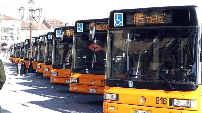 PD 30 gennaio 2004 G.M...Prato della Valle , nuovi autobus APS , ..(MILANESI) Nuovi autobus APS - MILANESI