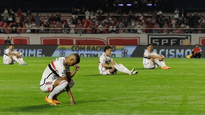 epa10659237 Sao Paulo players sit against racism before the start of a match for the Brazilian Serie A, at Morumbi Stadium in Sao Paulo, Brazil, 27 May 2023. A campaign against racism in football and in solidarity with Vinicius Junior, victim of racist insults in Spain, brought together all the competitors of the Brazilian Championship during the ten games for the eighth round of the League. EPA/Isaac Fontana