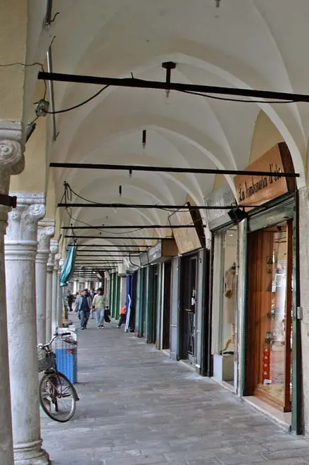 SALMASO - NEGOZI SOTTO IL SALONE - LATO PIAZZA DELLA FRUTTA SALMASO - NEGOZI SOTTO IL SALONE