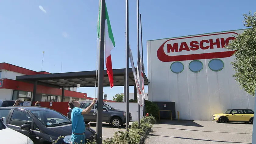BELLUCO -FOTO PIRAN - CADONEGHE - DITTA MASCHIO LUOGO SUICIDIO I DIPENDENTI METTONO LE BANDIERE A MEZZ'ASTA
