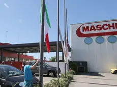 BELLUCO -FOTO PIRAN - CADONEGHE - DITTA MASCHIO LUOGO SUICIDIO I DIPENDENTI METTONO LE BANDIERE A MEZZ'ASTA