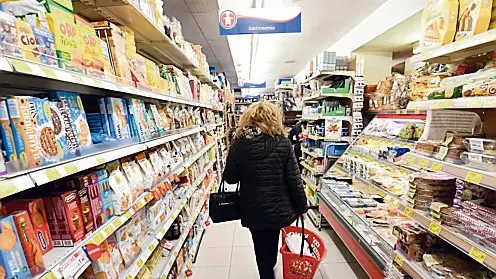 Una persona fa la spesa in un supermercato di Milano, 30 settembre 2021. ANSA/DANIEL DAL ZENNARO