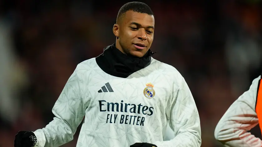 epa11763266 Real Madrid's Kylian Mbappe warms up before the Spanish LaLiga soccer match between Girona FC and Real Madrid, in Girona, Spain, 07 December 2024. EPA/Siu Wu