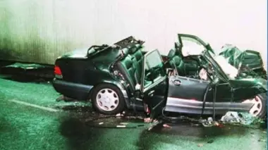 La carcassa delle Mercedes schiantatasi il 31 agosto del 1997 nel tunnel dell’Alma a Parigi In alto la foto di Diana morente Con lei perì anche Dodi Al Fayed Le teorie del complotto non sono mai cessate