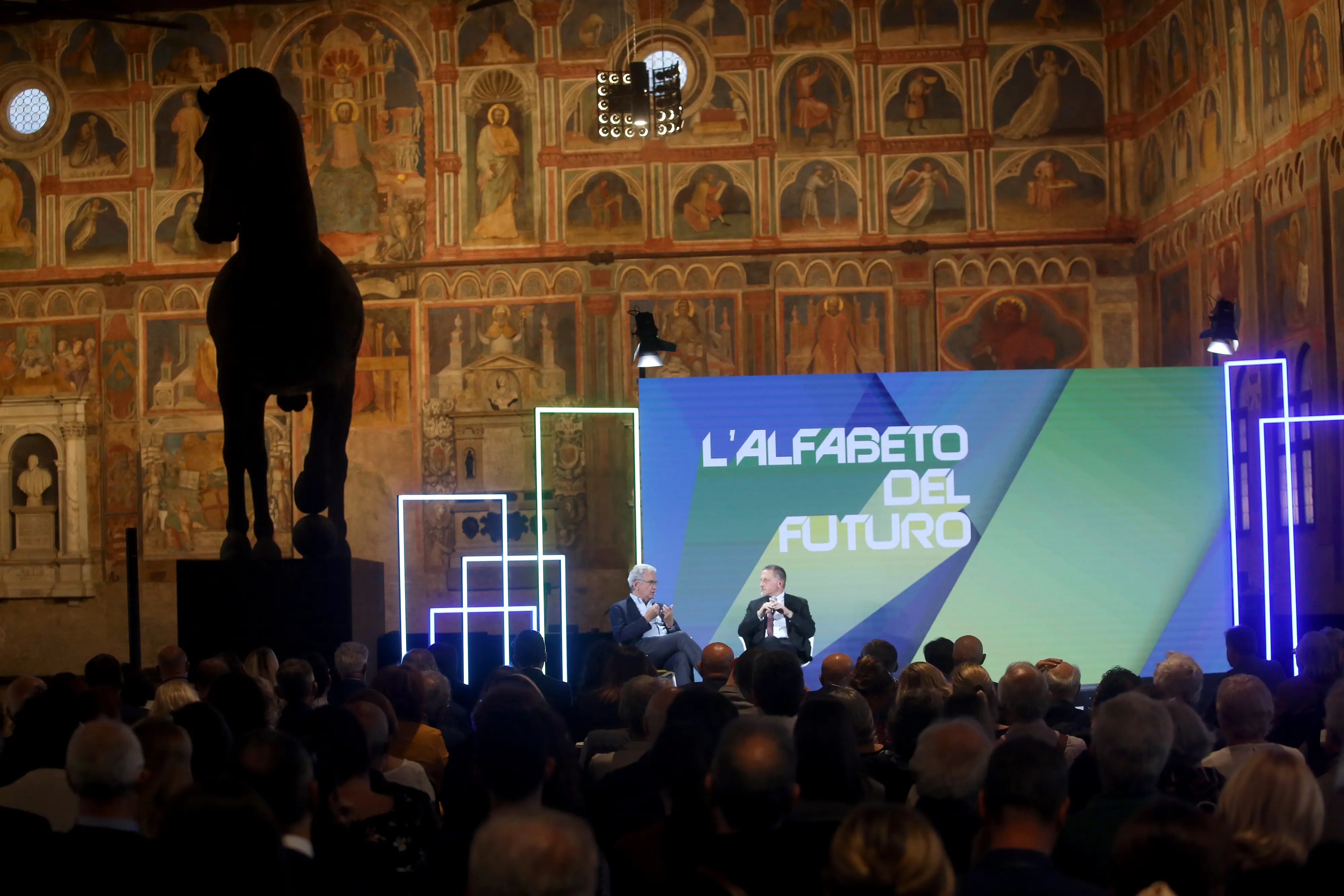 Al Palazzo della Ragione la tappa padovana dell'Alfabeto del Futuro ha visto una nutrita partecipazione in presenza, ma è stata gestita anche come evento in streaming, trasmesso sui siti e sui social del gruppo GNN di cui il mattino di Padova fa parte. Dietro al ledwall che faceva da quinta rispetto al palco, una regia complessa ha seguito una scaletta stabilita con precisione al minuto, per un evento di quasi due ore. Ecco alcune immagini: Nicola Bianchi, Franco Tanel, Paolo Cagnan